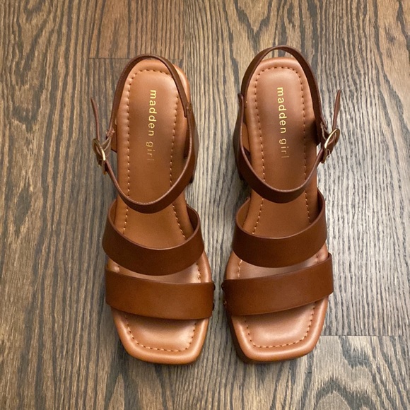 NWOT Madden Girl Greenville Studded Platform Sandals - Picture 3 of 7